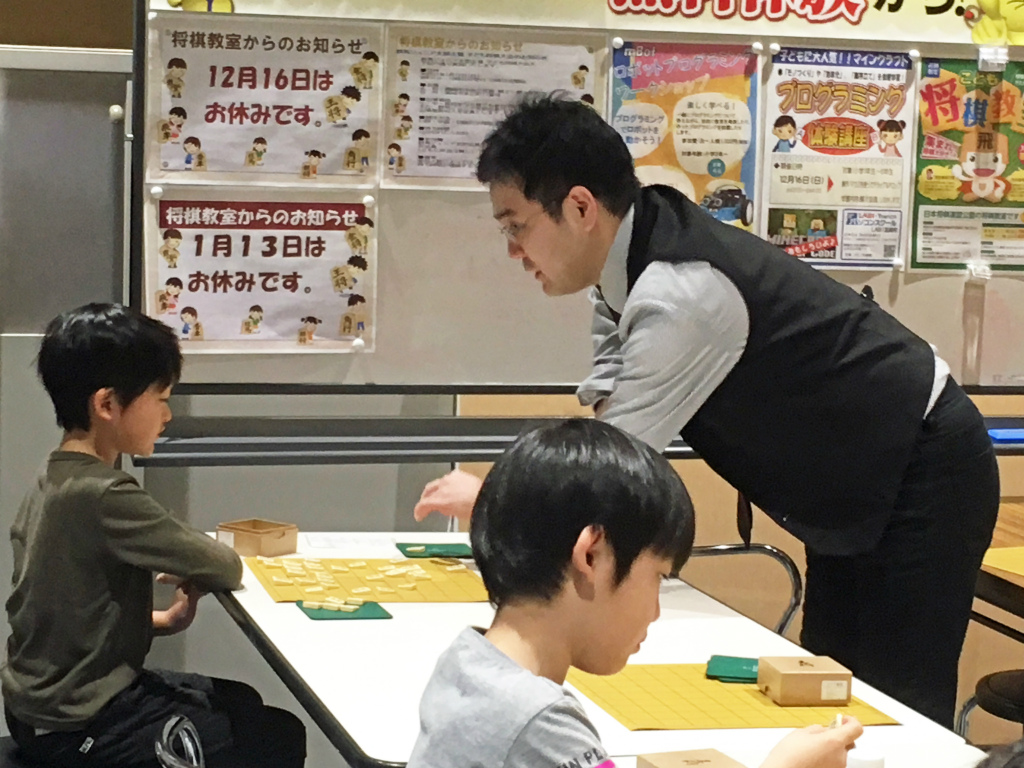 こども将棋教室、藤本先生の指導風景